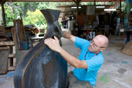 Pierre Demonchaux en train de sculpter
