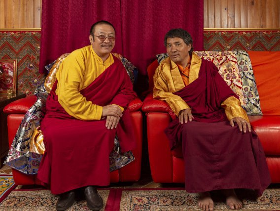 Khyentsé Rinpoché (à droite) et le maître spirituel du couple royal du Bhoutan (à gauche) ont inauguré le temple ensemble en août 2019.
