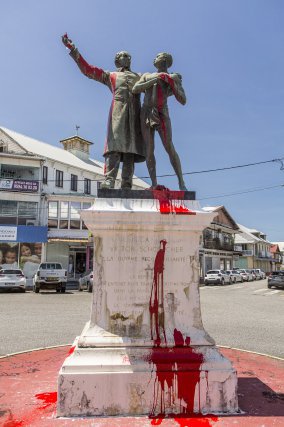La statue de Victor Scoelcher à Cayenne, détournée quelques jours avant son déboulonnage. Juillet 2020. Photo PO Jay 97PX