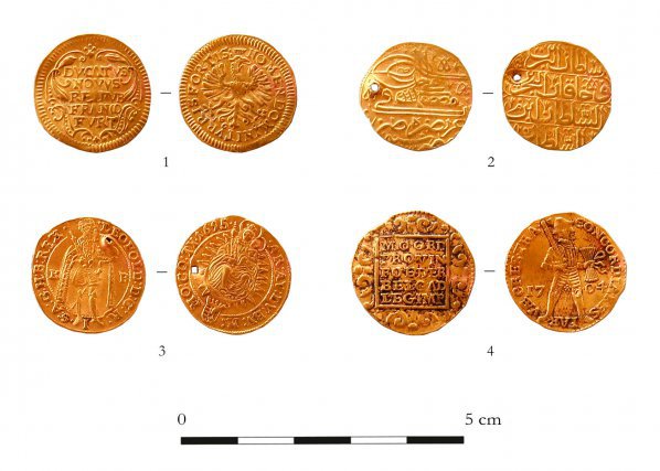Quelques monnaies en or de diverses origines venant de l’épave du supposé Fiery Dragon 1721, île Sainte-Marie, Madagascar 