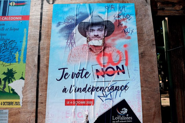 Noumea, dimanche 4 octobre 2020. Une affiche de campagne des loyalistes a ete detournee, dans le quartier de Montravel, qui concentre une importante population independantiste. Deuxieme referendum sur l independance de la Nouvelle Caledonie.
