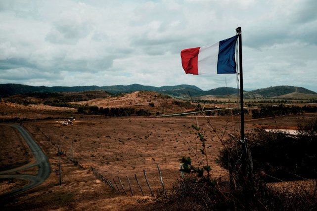 Dans la commune de Moindou, le drapeau francais flotte depuis les annees 1990 sur la propriete de Ghislain Santacroce.
Les broussards sont largement attaches al a Nouvelle-Caledonie francaise.