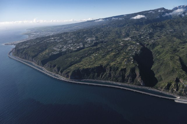 Vue aérienne du nord de l’île de la Réunion. La Nouvelle Route du Littoral, gigantesque projet sur l’océan, devait être une vitrine pour le BTP français avant d’être le théâtre de malfaçons, de défauts d’anticipation en plus d’avoir un coût exorbitant. 