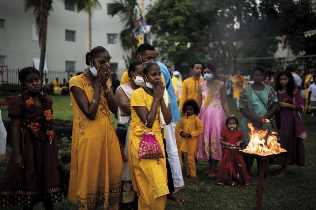 Février 2022.  Lors d’une cérémonie d’une traditionnelle marche sur le feu de la communauté tamoule à St-Pierre. L’île a des liens forts avec l’Inde depuis l’arrivée des engagés indiens dès 1848, où ces travailleurs originaires de la région de Pondichéry sont venus remplacer les esclaves libérés. 