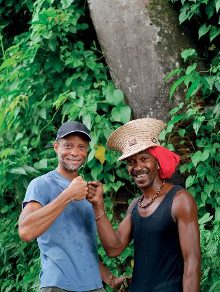  Jean-Paul Abatord, et Tanguy Ruster, agriculteurs-propriétaires du domaine des quatre vents au Lorrain