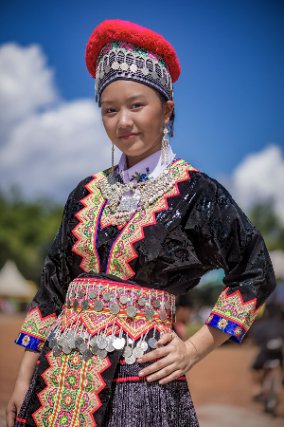Les tenues d’apparat témoignent de l’incroyable vivacité de la culture H’mong en Guyane. Non par leur apparence traditionnelle, mais au contraire par la réappropriation des codes de la culture H’mong (couleurs festives, motifs, kimonos plus cintrés) par les jeunes générations. Le stylisme a supplanté la couture et elles se jouent de la manne de possibilités ornementales venue des industries chinoise, thaï, vietnamienne et laotienne pour créer de nouveaux codes vestimentaires contemporains et transversaux. Le chanvre des hautes montagnes asiatiques est remplacé par des textiles plus souples et légers, les couleurs se font plus chatoyantes que jamais.
