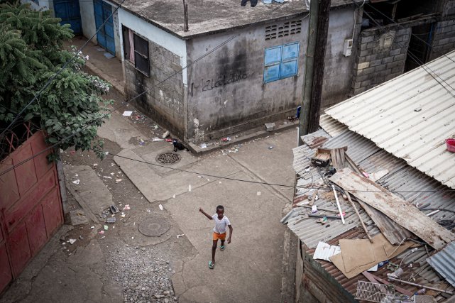 Un jeune garcon court dans une rue de Passamainty, village de la commune de Mamoudzou, chef lieu de Mayotte. Il court par simple envie, pas de contexte dangereux. La photo a ete prise depuis un balcon, ce qui donne un effet de hauteur dans la prise de vue.