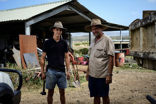 Julien Creugnet, 20 ans, travaille dans l'exploitation famlliale avec son pere Karlheinz, 54 ans (a d.). Ils elevent des bovins et des chevaux de course.
