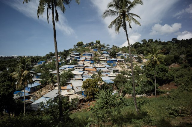 Le 23 avril à Mayotte, vue du quartier de Kaweni, aussi appelé « le plus grand bidonville de France ». 