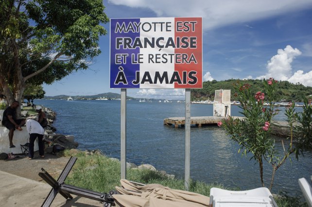 A Mamoudzou le 18 avril 2023, un panneau répond à  celui installé à  Moroni au Comores et qui indique 