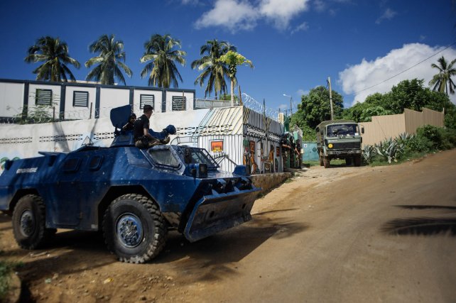 A Majicavo-Koungou a Mayotte, ou des echauffourees ont eclate ces derniers jours jusqu à tard dans la nuit, ici le 25 avril 2023. Des policiers et gendarmes sont deployes pour 
