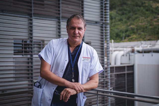 Portrait du Dr. David Mete, chef du service d addictologie au Centre Hospitalier Felix Guyon
