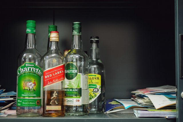Images d illustration prises dans son cabinet, montrant des bouteilles d alcool recuperees aupres de ses patients. 