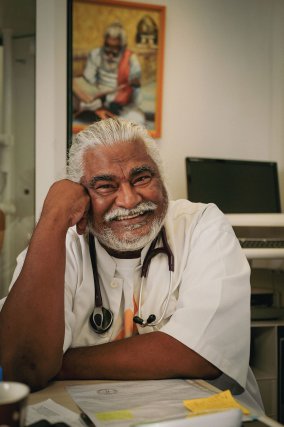 Portrait du Dr. Uvarajen Govindah Paratian, dans son cabinet. Ce médecin généraliste spécialiste du diabète est également atteint de la maladie. 