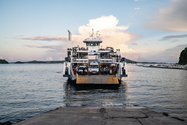 Un des véhicules du SAMU 976 transfère une personne malade de Petite à Grande Terre, les deux principales îles qui composent Mayotte. On devine parfois Anjouan à l'horizon, l'île la plus proche des Comores voisine, à seulement 70km des côtes mahoraises.