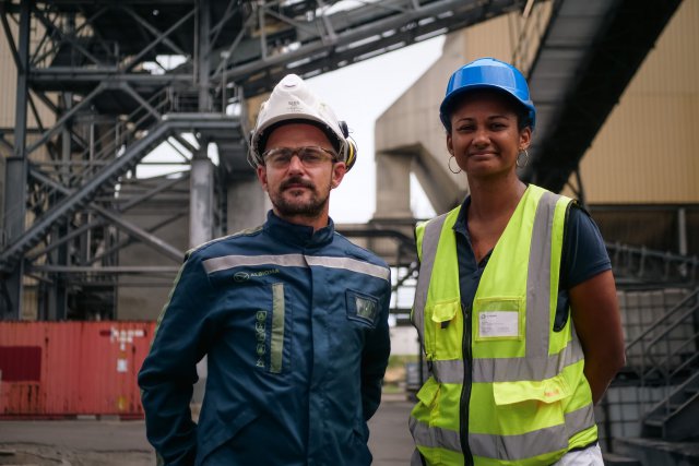 Portrait de Nelly Noel (a droite), responsable RSE environnement a Albioma Océan Indien, et Benjamin Cousin (a gauche), responsable approvisionnement en biomasse locale chez Albioma. 