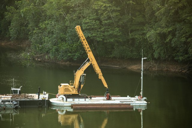 Une barge robotisée du projet TRITON à quai, qui permet de 