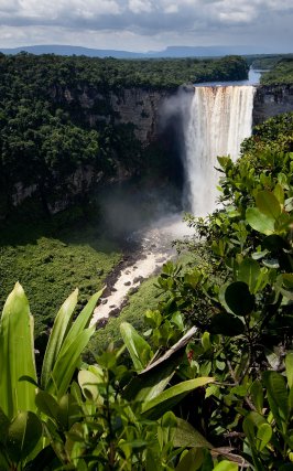 Les chutes de Kaieteur (226 m) dans le parc national du même nom sont situé dans le contesté de l’Essequibo. 