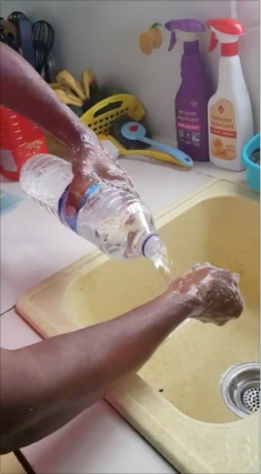 Un habitant de Capesterre-Belle-Eau se nettoie les mains à la bouteille. 3 Avril 2020