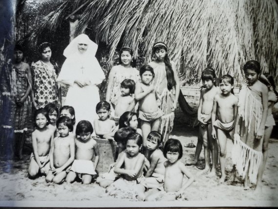 Sœur Bernadette Émile, seule religieuse d’origine amérindienne à l’époque, entourée de jeunes kali’na.