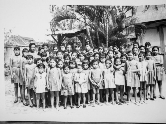 Groupe de jeunes filles kali’na du Home Indien de Mana. 