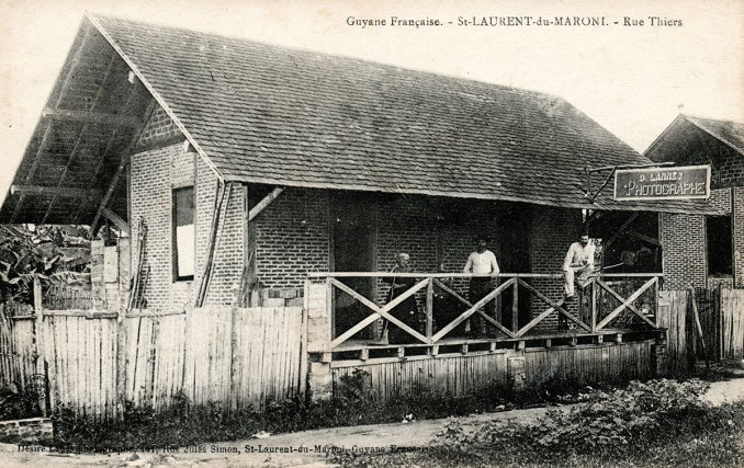 Le studio photographique de Désiré Lanes (1905-1908), au lot117 de la Rue Thiers, en 1905, est installé sur une concession urbaine provisoire du « bout du village ». Il est déplacé sur une autre concession, Rue Simon, dès l’année suivante. 
