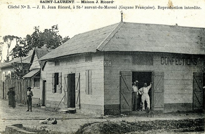 Le « bazar – mercerie – confections » de Jean Ricord (1912-1917), à l’angle de la Grande Rue et de la rue des Buffles. Ricord gérait également une boulangerie, situé non loin du bazar, et un troisième commerce, dans la banlieue de Saint-Laurent.