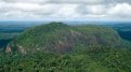 La Roche bénitier, inselberg remarquable de la réserve Naturelle de la Trinité.