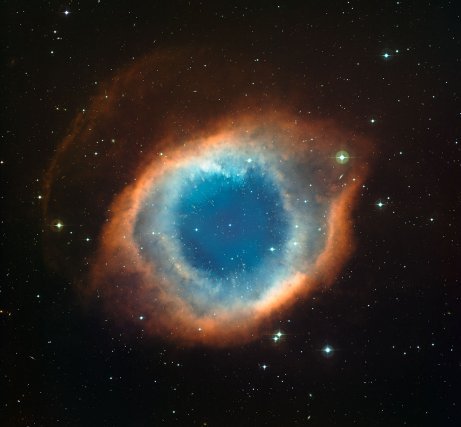 La nébuleuse de l’Hélice situé dans la Voie lactée à 700 années lumière. La fluorescence bleu-verte au centre de l’hélice est due aux atomes d’oxygène brillant sous l’effet des intenses radiations ultraviolet de l’étoile. 