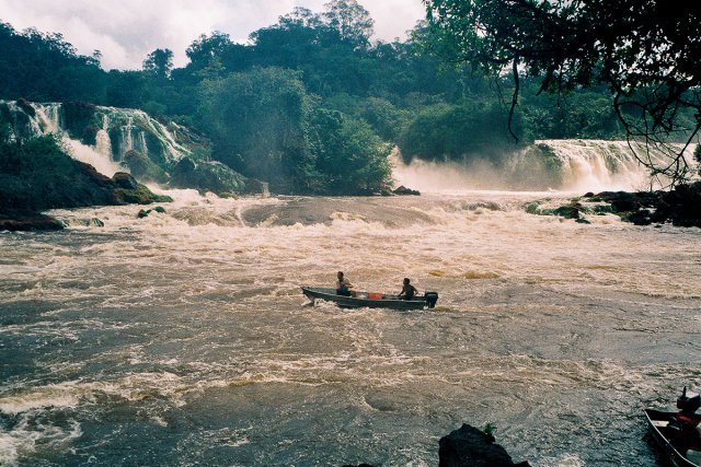 Traversée des Tumuc Humac, le guide wayana Aimawalé, les chutes du Désespoir. Août 2000