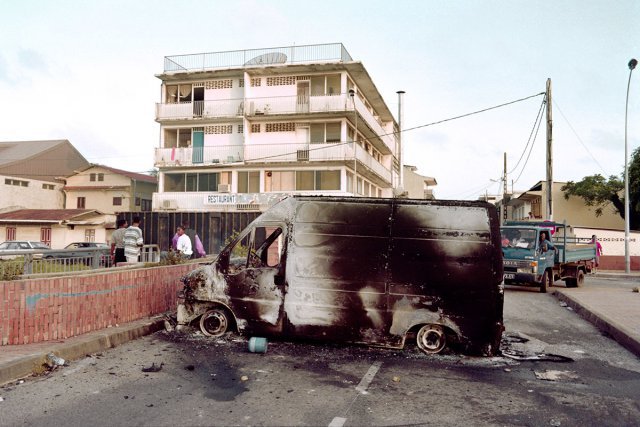 Du 8 et du 13 novembre 1996, des voitures sont brûlées ou retournées durant les émeutes lycéennes. Cayenne a connu 4 nuits d'émeutes. La principale avenue - De Gaulle, fut pillée.