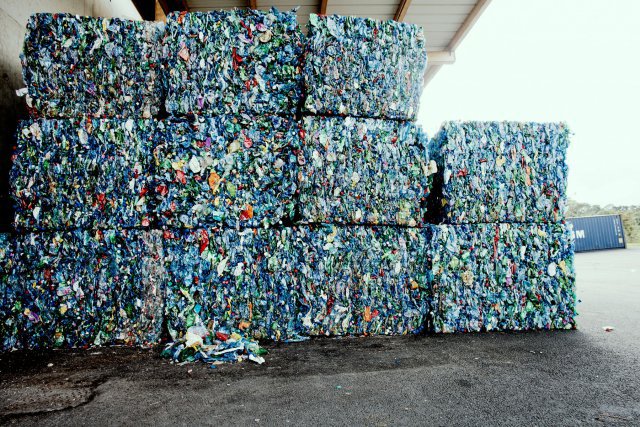 Les déchets sont compactés et expédiés en métropole pour recyclage dans l’attente de la création de filières locales.