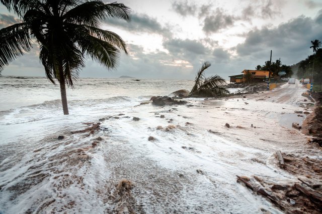Mardi 15 janvier 2013, Guyane, DOM. Depuis le lundi14 janvier 18h, météo france a énoncé un bulletin d'alerte rouge concernant les fortes marées qui vont déferler sur les côtes de Guyane. Le long de la route des plages, à Rémire Montjoly, deux famille ont du etre évacuées durant la nuit, leurs habitations étant menacées par des vagues de plus de 4 mètres. Ce mardi matin une partie de la route des plages était fermée à la circulation.