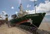 Greenpeace et le bateau Arctic Sunrise, à quai sur les anciens docks de Belém.