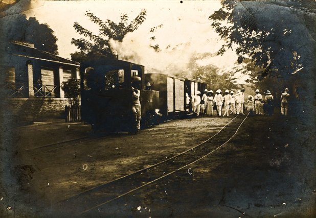 Au début du XXe siècle, le matériel roulant du bagne comprenait des wagons à marchandise, des voitures de voyageurs et trois petites locomotives Decauville, l’une de 12 tonnes et deux de 6 tonnes.