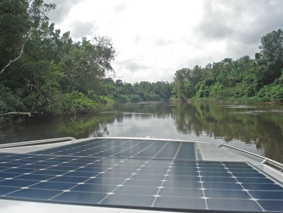Expérimentation d’une navette fluviale photovoltaïque à Iracoubo.