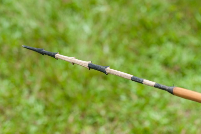 Une des nombreuses variété de pointes de flèche wayampi. Elle mesure près de 20cm.