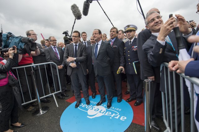 Francois Hollande devant le stand du CNES lors de la projection d'un film promotionel.
