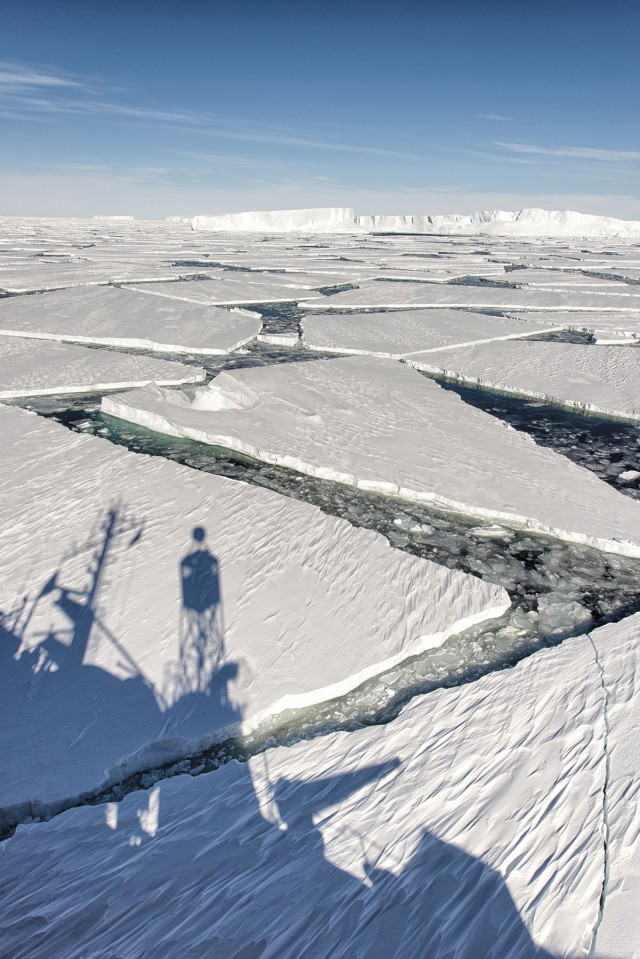  Navigation dans le pack de glace, à bord de L’Astrolabe. Février 2014. Photo Bruno Marie