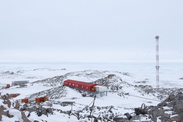La base antarctique Dumont-d’Urville, base scientifique française située sur l’île des Pétrels, en terre Adélie, dans l’archipel de Pointe-Géologie. Février 2014. Photo Bruno Marie